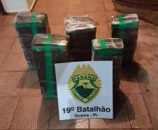 Mais de 110 quilos de maconha e uma arma de fogo são apreendidos pela PM no Oeste do estado; dois homens acabaram presos