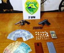  Abordagens da PM resultam na apreensão de armas, drogas e dinheiro no Interior do Paraná