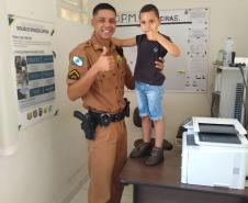 Menino visita unidade da PM e celebra aniversário junto aos policiais em Tuneiras do Oeste