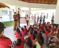 No Noroeste do estado, policiais militares visitam escolas e estreitam laços com a comunidade