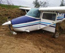 PM apreende mais de 32 quilos de cocaína após queda de avião em Campo do Tenente (PR)
