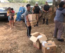 Policiais militares do BPTran arrecadam alimentos e ajudam família do Fazendinha, em Curitiba