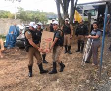 Policiais militares do BPTran arrecadam alimentos e ajudam família do Fazendinha, em Curitiba