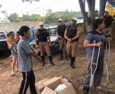 Policiais militares do BPTran arrecadam alimentos e ajudam família do Fazendinha, em Curitiba