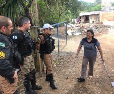 Policiais militares do BPTran arrecadam alimentos e ajudam família do Fazendinha, em Curitiba