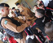 Batalhão da PM recebe visita de alunos do Centro de Educação Infantil Sagrada Família em Santo Antônio da Platina (PR)