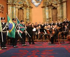 Comandante-Geral da PM recebe a medalha Ordem da Luz dos Pinhais durante cerimônia