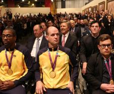 Comandante-Geral da PM recebe a medalha Ordem da Luz dos Pinhais durante cerimônia