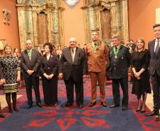 Comandante-Geral da PM recebe a medalha Ordem da Luz dos Pinhais durante cerimônia