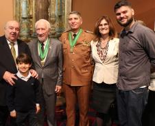 Comandante-Geral da PM recebe a medalha Ordem da Luz dos Pinhais durante cerimônia