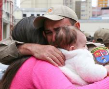 Familiares recepcionam bombeiros militares que atuaram no combate às queimadas na Floresta Amazônica