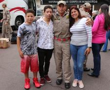 Familiares recepcionam bombeiros militares que atuaram no combate às queimadas na Floresta Amazônica