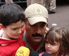 Familiares recepcionam bombeiros militares que atuaram no combate às queimadas na Floresta Amazônica