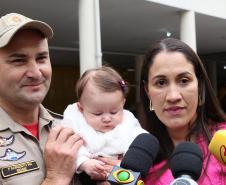 Familiares recepcionam bombeiros militares que atuaram no combate às queimadas na Floresta Amazônica
