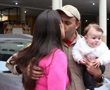 Familiares recepcionam bombeiros militares que atuaram no combate às queimadas na Floresta Amazônica