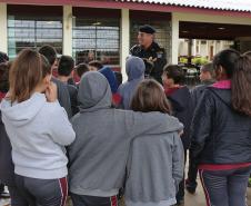 Comandante-Geral planta árvore em escola Estadual de Curitiba (PR) em prol do Projeto Paraná Mais Verde