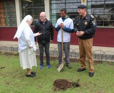 Comandante-Geral planta árvore em escola Estadual de Curitiba (PR) em prol do Projeto Paraná Mais Verde
