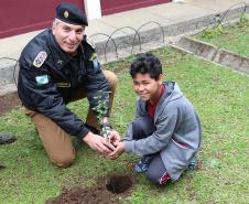 Comandante-Geral planta árvore em escola Estadual de Curitiba (PR) em prol do Projeto Paraná Mais Verde