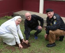 Comandante-Geral planta árvore em escola Estadual de Curitiba (PR) em prol do Projeto Paraná Mais Verde