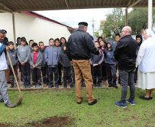 Comandante-Geral planta árvore em escola Estadual de Curitiba (PR) em prol do Projeto Paraná Mais Verde
