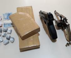 Ao atender ocorrências distintas, PM de Toledo apreende drogas, arma e simulacro 