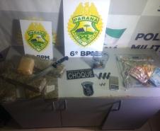 PM apreende quase cinco quilos de maconha e quatro homens acabam presos no Oeste do estado