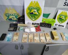 PM prende três pessoas, apreende cocaína e quase R$ 19 mil em dinheiro no Oeste do estado