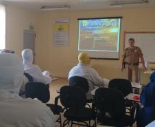 Policial militar ministra palestra sobre segurança no trânsito na cidade de Terra Boa (PR), no Noroeste do estado