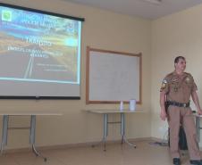 Policial militar ministra palestra sobre segurança no trânsito na cidade de Terra Boa (PR), no Noroeste do estado