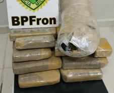 BPFron apreende droga e mercadoria de contrabando em ônibus de viagem no Oeste do Paraná