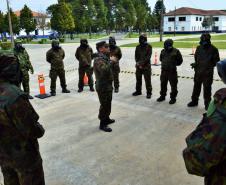 Policiais do 28º Batalhão participam de instrução com o Exército sobre guerra química na Lapa (PR)