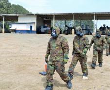 Policiais do 28º Batalhão participam de instrução com o Exército sobre guerra química na Lapa (PR)