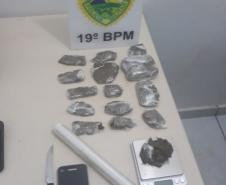 Ao atender ocorrências distintas, PM de Toledo apreende drogas, arma e simulacro 