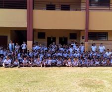 Alunos da Escola Santana em Pato Branco (PR), recebem visita dos policiais militares da ROTAM/CANIL 