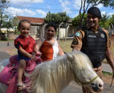 Cão de faro e pôneis fazem alegria das crianças de escola londrinense durante visita da PM