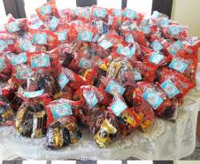 Unidade da PM da Lapa (PR) presenteia mais de 80 crianças com doces e presentes