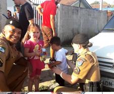 Unidade da PM da Lapa (PR) presenteia mais de 80 crianças com doces e presentes