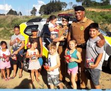 Unidade da PM da Lapa (PR) presenteia mais de 80 crianças com doces e presentes