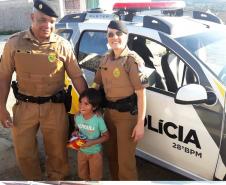 Unidade da PM da Lapa (PR) presenteia mais de 80 crianças com doces e presentes