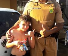 Unidade da PM da Lapa (PR) presenteia mais de 80 crianças com doces e presentes
