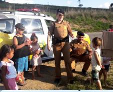Unidade da PM da Lapa (PR) presenteia mais de 80 crianças com doces e presentes