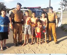 Unidade da PM da Lapa (PR) presenteia mais de 80 crianças com doces e presentes