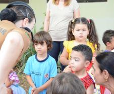 Cão de faro e pôneis fazem alegria das crianças de escola londrinense durante visita da PM