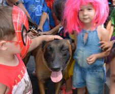 Cão de faro e pôneis fazem alegria das crianças de escola londrinense durante visita da PM