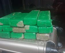 Mulher é presa pela Polícia Rodoviária Estadual (PRE) transportando mais de nove quilos de maconha e um revólver em Rolândia (PR)
