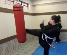 Em Foz do Iguaçu (PR), policial militar voluntário do Programa Escola Segura oferece aulas gratuitas de artes marciais a estudantes