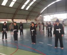Em Foz do Iguaçu (PR), policial militar voluntário do Programa Escola Segura oferece aulas gratuitas de artes marciais a estudantes