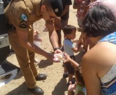 Crianças de comunidades carentes recebem visita de policiais militares no último fim de semana, em Fazenda Rio Grande (RMC) 