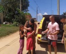 Crianças de comunidades carentes recebem visita de policiais militares no último fim de semana, em Fazenda Rio Grande (RMC) 