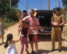 Crianças de comunidades carentes recebem visita de policiais militares no último fim de semana, em Fazenda Rio Grande (RMC) 